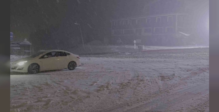 Uludağ'da yoğun kar yağışı sürüyor, ekipler yolları açık tutmak için gece gündüz çalışıyor
