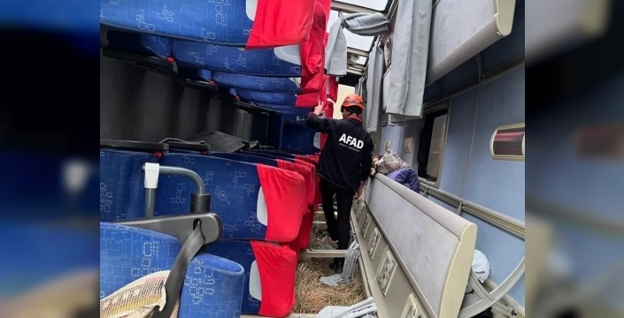 Uşak'ta midibüs yan yattı: 5 yolcu yaralandı