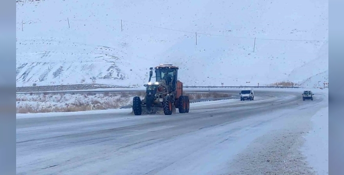 Van-Bahçesaray yolu çığ tehdidiyle kapandı, ekipler seferber oldu