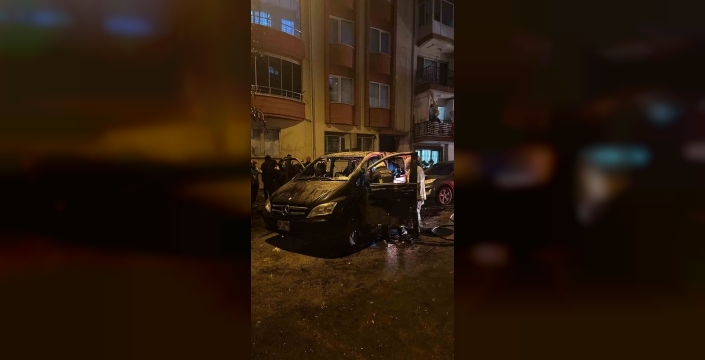Yalova'da park halindeki minibüs aniden alev aldı, çevredeki araçlar da hasar gördü