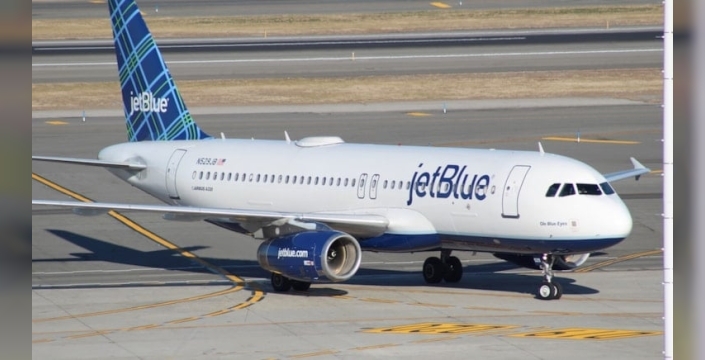 Yolcu uçağı, savaş uçağıyla çarpışmaktan son anda kurtuldu