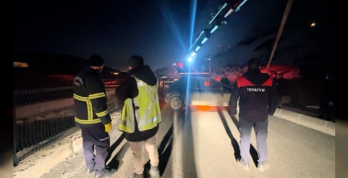 Yüksekova'da korkutan kaza: Otomobil su kanalına uçtu, 1 kişi yaralandı