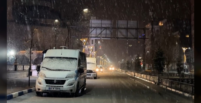 Yüksekova'da lapa lapa kar yağışı başladı, araçlar beyaza büründü