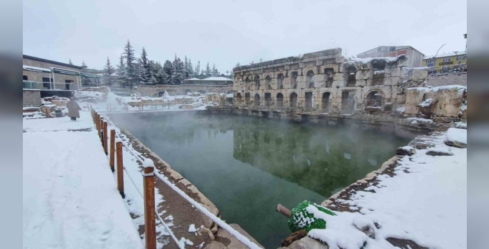 2 bin yıllık Roma hamamı kar altında buharıyla adeta büyüledi