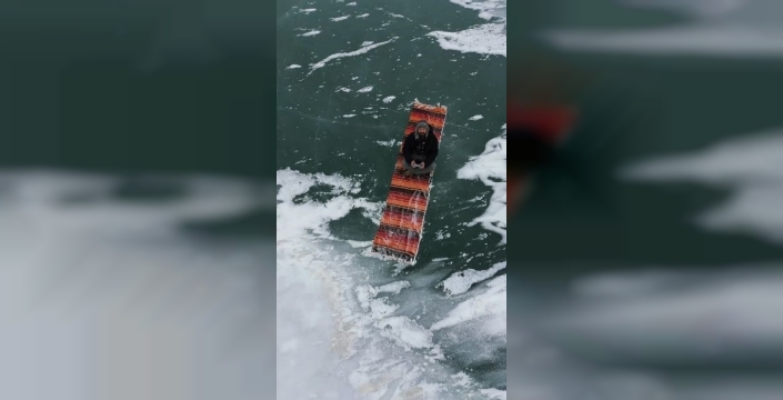 20 Derece Soğukta Donan Baraj Gölü Üzerinde Kilim Serip Oturan Vatandaş: