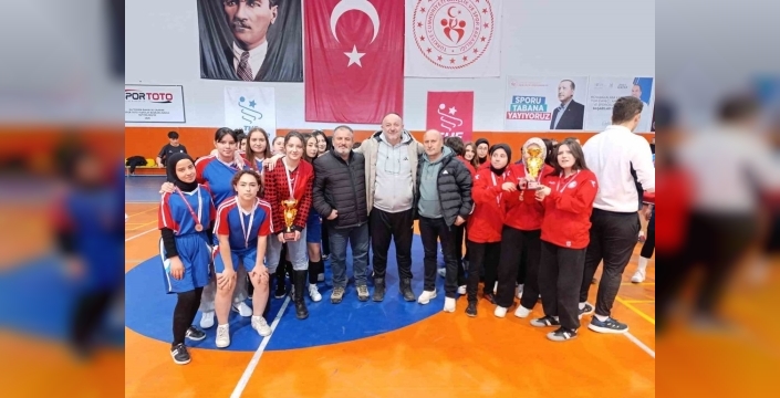2025-2026 okul sporları genç kızlar futsal müsabakaları sona erdi