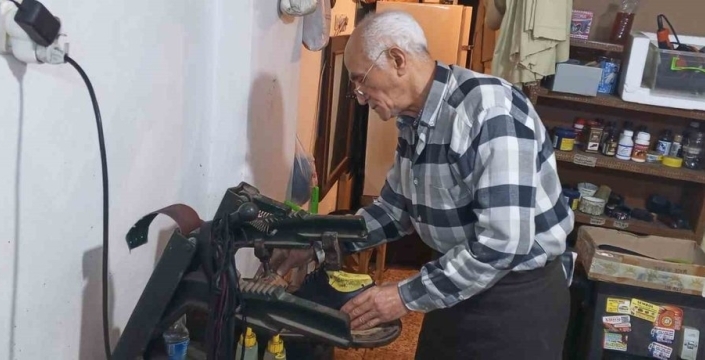 60 yıllık ustanın teknolojiye meydan okuması: Hatıraları ayakkabılarıyla yaşatıyor