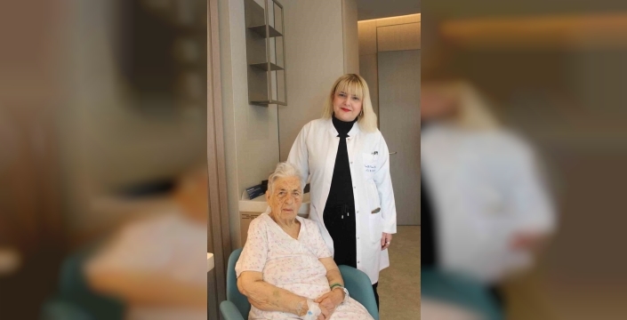 93 yaşındaki Ayten Sincer, akut inme tedavisiyle mucizevi şekilde ayağa kalktı