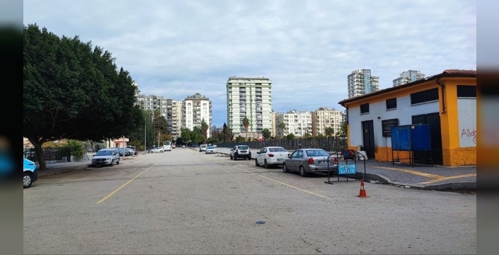Adana'da soğuk hava nedeniyle sokaklar ıssızlaştı