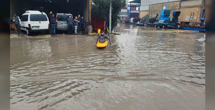 Adana'da yağmur sonrası sokakta kano heyecanı