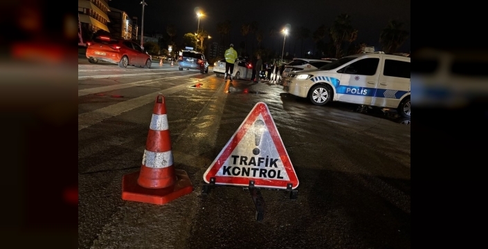 Adana'da yılbaşı gecesi alkollü sürücü gazetecinin kamerasına saldırdı
