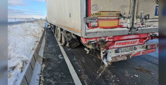 Adilcevaz'da karpuz yüklü tır bariyerlere çarptı: Sürücü hafif yaralandı