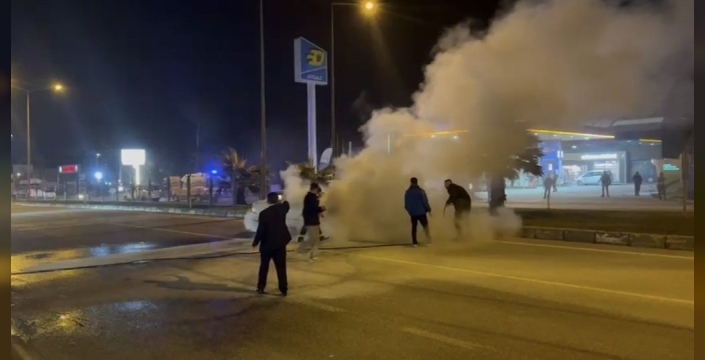 Adıyaman'da seyir halindeki otomobil alev aldı