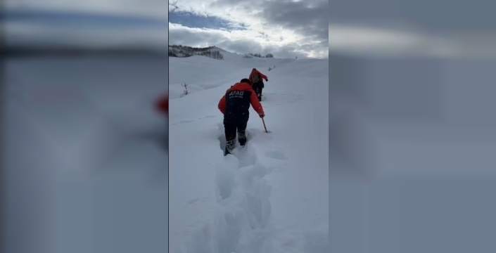 AFAD ekipleri, Tunceli'de kar altında 4 saatlik zorlu yürüyüşle bir aileye ulaştı