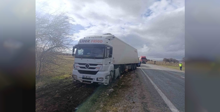 Afyonkarahisar'da feci kaza: Otomobil tırla çarpıştı, 5 yaralı