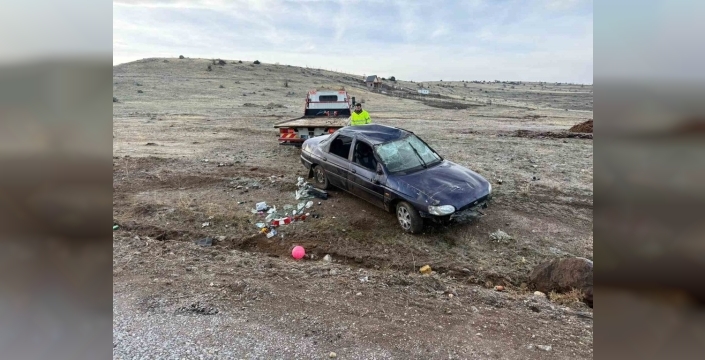 Afyonkarahisar'da şarampole devrilen otomobilde iki kişi yaralandı