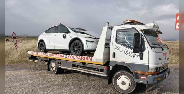 Afyonkarahisar'da Tesla'nın devrilmesi sonucu 2 yaralı