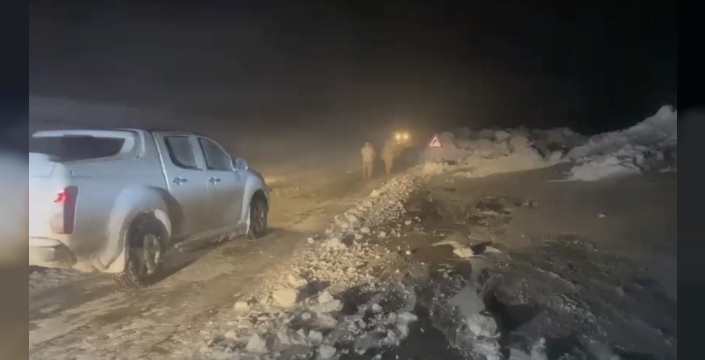 Ağrı'da tipiye esir düştüler, ekipler zorlu mücadeleyle kurtardı!