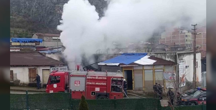 Amasya'da yangında mahsur kalan köpeği muhtarın kahramanlığı kurtardı