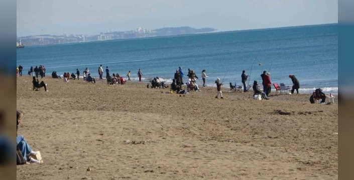 Antalya'da kış ortasında bahar havası: Sahiller doldu taştı!
