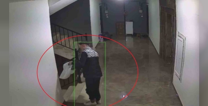 Apartman sakinleri şokta: Daire önündeki ayakkabılar çalındı!