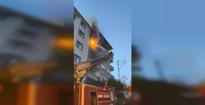 Arhavi'de apartman dairesinde çıkan yangın korkuttu, itfaiye zamanında müdahale etti
