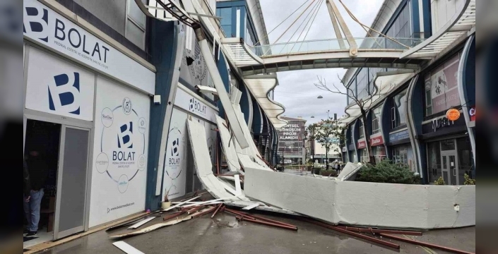 Avcılar'da fırtına iş yerinin çatısını uçurdu, vatandaşlar 'kıyamet kopuyor' dedi