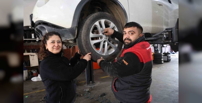 Aydın'da Yıllar Sonra Görülen Buzlanma Oto Lastikçilerine Yaradı