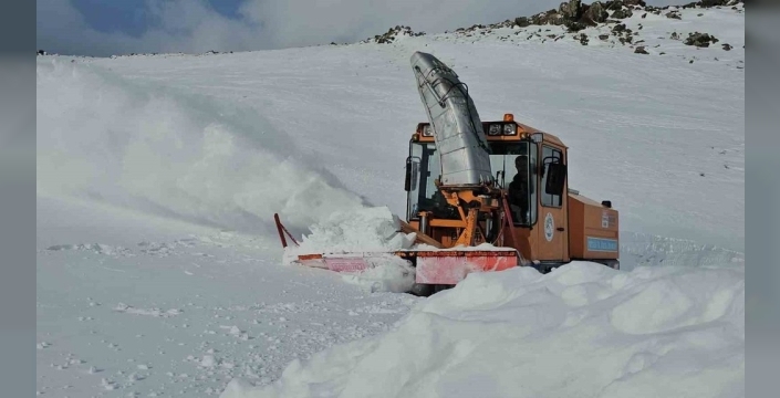 Aydınlar'da kar felaketi: Valilikten kar savurma makinesi desteği