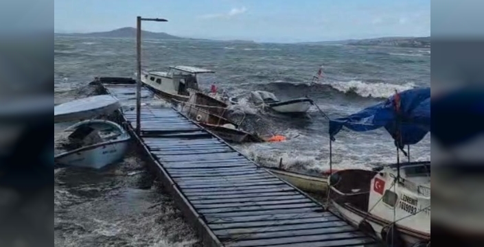 Ayvalık'ta şiddetli lodos tekneleri batırdı, hayatı felç etti