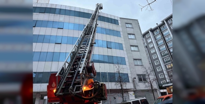 Bağcılar'daki kapatılmış hastanenin çatısı alevlere teslim oldu