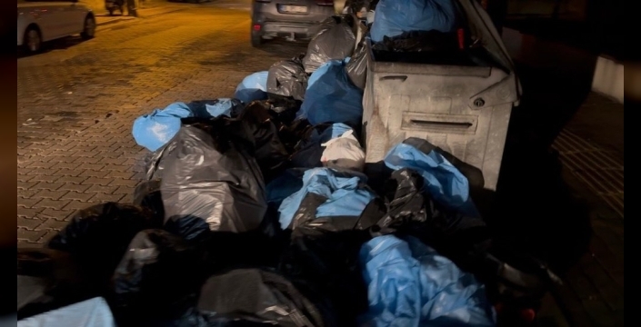 Bandırma'da hastane önünde çöp yığınları tepkilere neden oldu