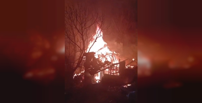 Bartın'da gece yarısı odunluk yangını mahalleyi ayağa kaldırdı