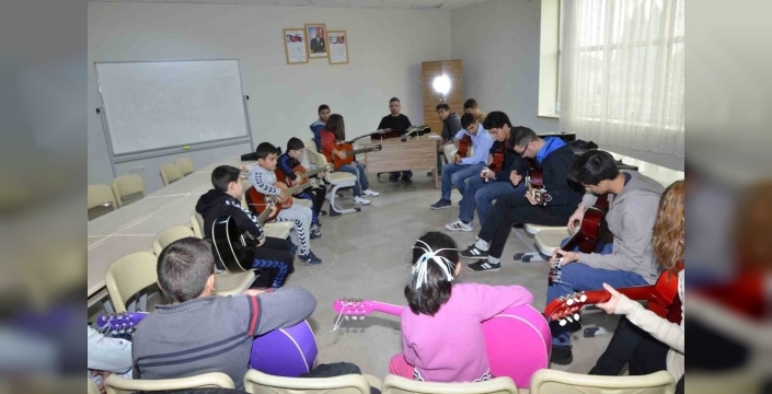 Başkan Sunar, çocukları ücretsiz kurslara davet ediyor