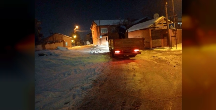 Battalgazi'de kar mesaisi: Ekipler buzlanmaya karşı gece boyunca tuzlama yaptı
