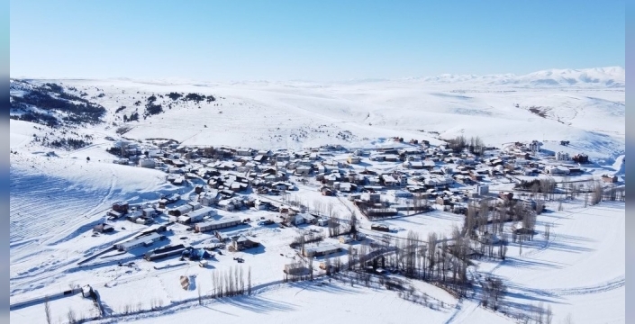 Bayburt'ta kar yağışı hayatı zorlaştırıyor, buzlanma ve çığ uyarısı yapıldı