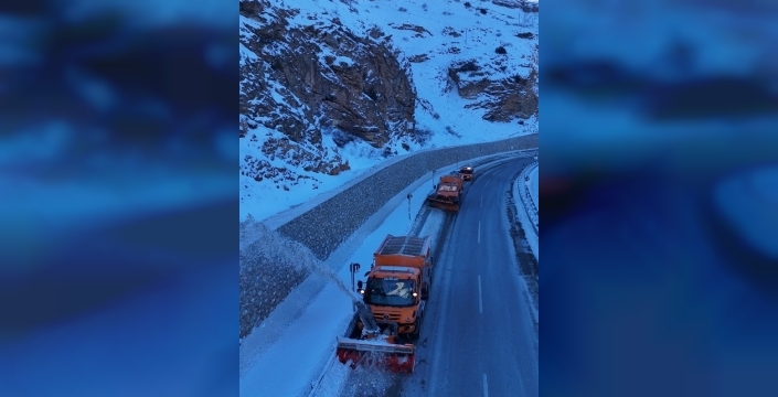 Bayburt yolları karla savaşta: Ulaşım aksamaması için ekipler seferber