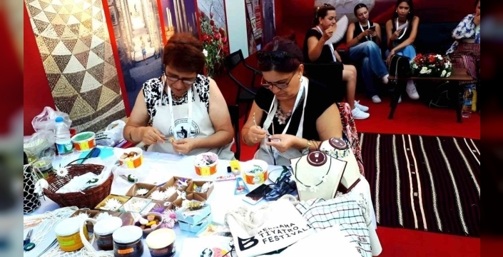 Bergama'da kadınların ördüğü fileler, naylon poşetlere karşı doğa ve emek mücadelesi başlatıyor