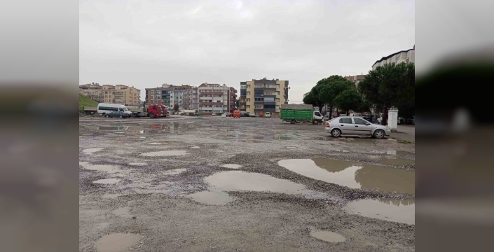 Bergama'da pazar yeri dramı: Yağmurda gölet, çamurda geçiş işkencesi