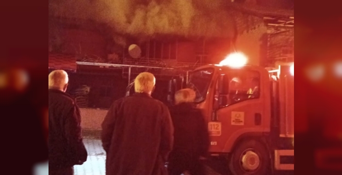 Beyşehir'de ev yangını korku yarattı, itfaiye camiyi kurtardı