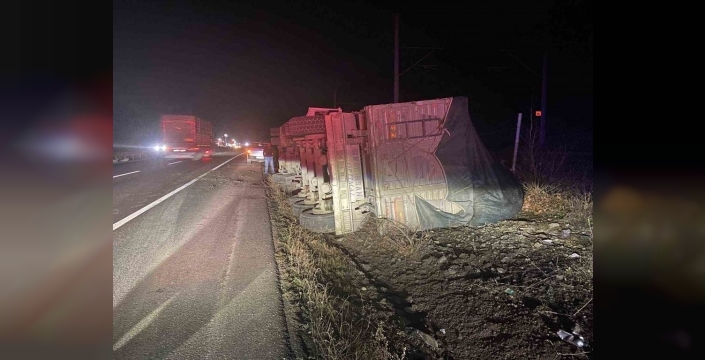Bilecik'te alkollü tır sürücüsü kaza yaptı, trafik güvenliği tehlikeye girdi