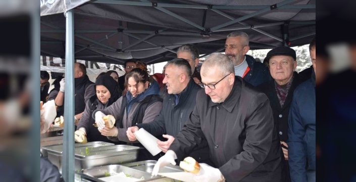 Bilecik'te kış festivalinde coşku: 2 ton 11 kilogram hamsi vatandaşlarla buluştu