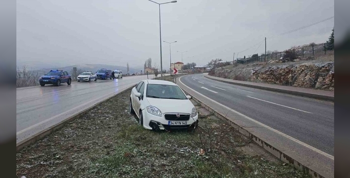 Bilecik'te lastik patlaması sonucu otomobil orta refüje girdi: 1 kişi yaralandı