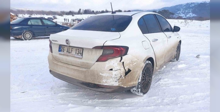 Bilecik'te park halindeki araca çarpan otomobil bir kişiyi yaraladı
