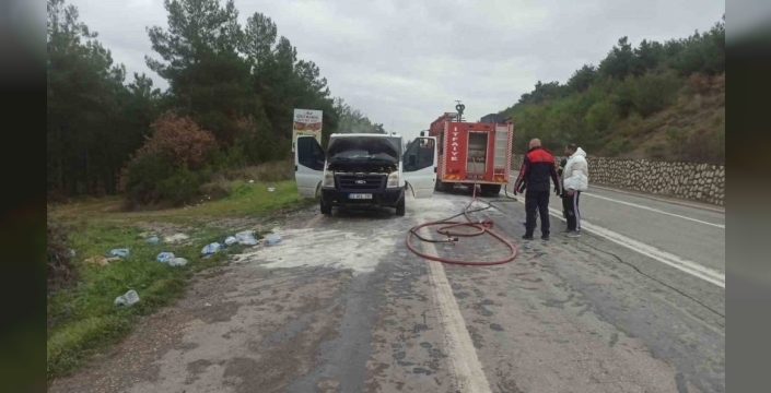 Bilecik'te seyir halindeki ticari araç alev topuna döndü
