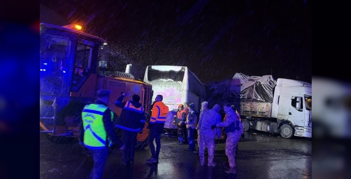 Bingöl'de otobüs tıra çarptı: 3 yaralı