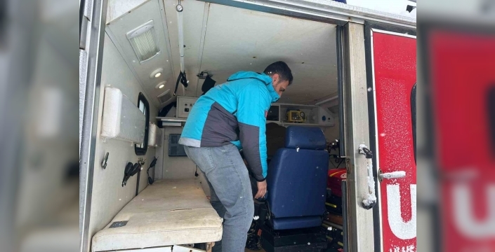 Bingöl'de tipi altında mahsur kalan diyaliz hastası UMKE'nin paletli aracıyla kurtarıldı