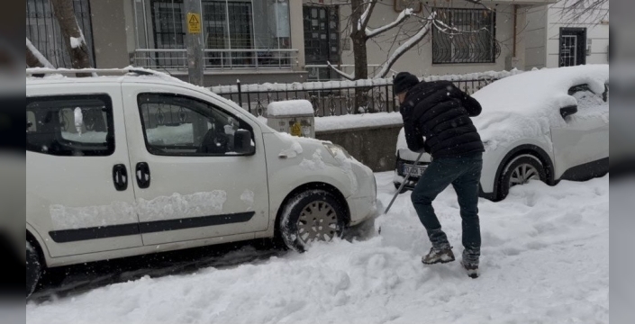 Bingöl'de yoğun kar yağışı sürücüleri zorlarken çocukları sevindirdi
