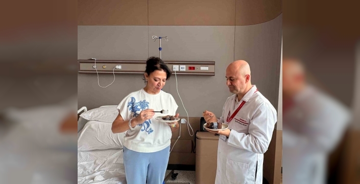 Bir yıl boyunca yutamayan doktor, doğum günü pastasını yiyebilmenin sevincini yaşadı