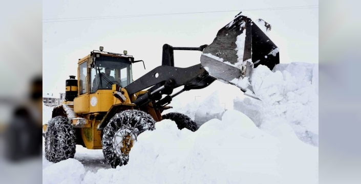 Bitlis'te kar kalınlığı 2 metreyi buldu, köy yolları için gece gündüz mücadele